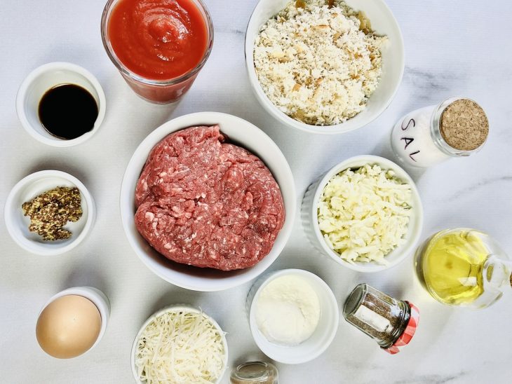 Ingredientes reunidos em uma bancada.