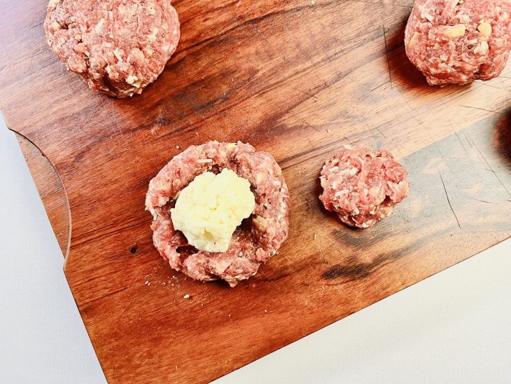 Bolinha de carne moída recheada com o mix de queijos.
