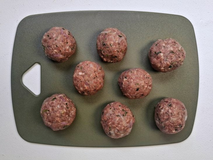 8 porções de carne reservadas em uma tábua.