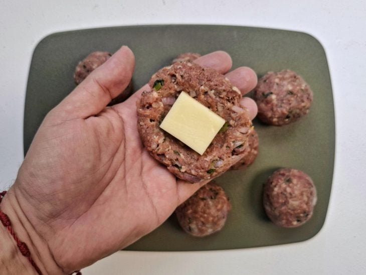 Cubo de mussarela acomodada na porção de carne.