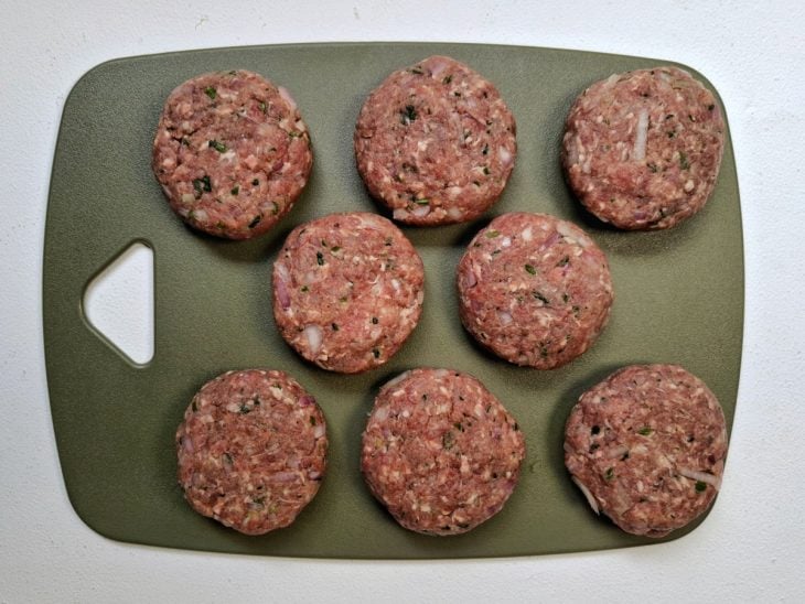 Porção de carne recheada e fechada.