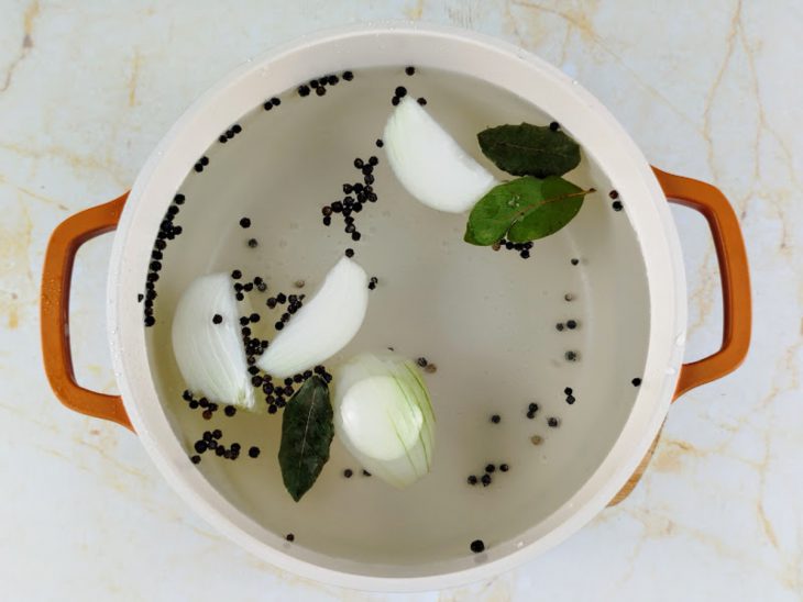 água com temperos para cozimento do polvo.