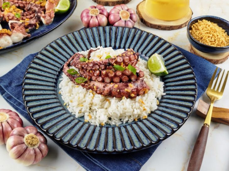 tentáculos de polvo servidos com arroz.