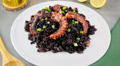 Polvo com arroz negro