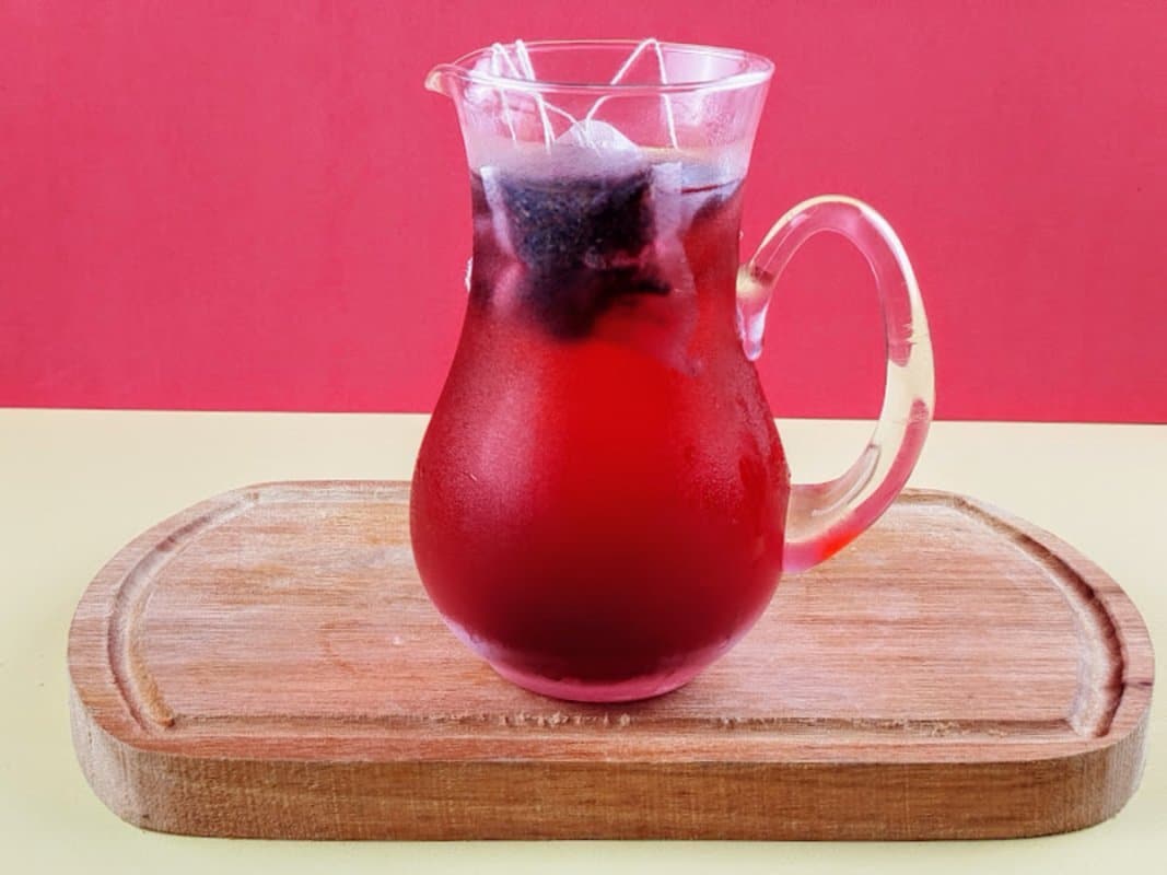 Sachês de chá infusionados em água.