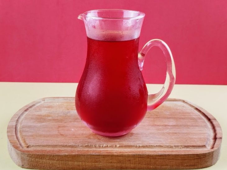 Chá gelado na jarra de vidro.