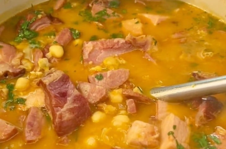 Puchero com alho-poró
