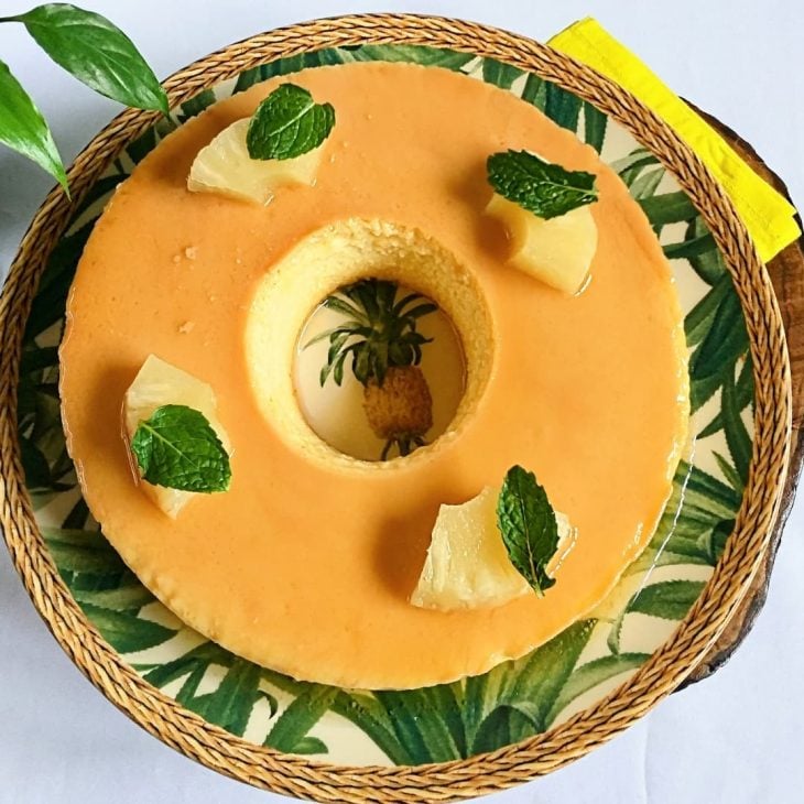 Pudim de abacaxi com calda de coco