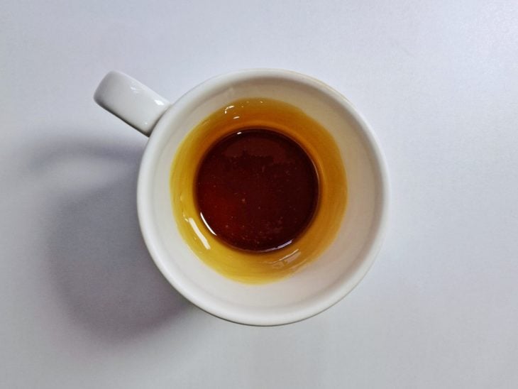 Conteúdo da caneca espalhado pelas laterais.