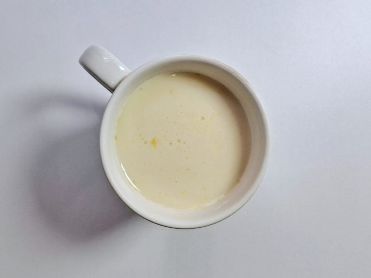Mistura de pudim colocada na caneca.