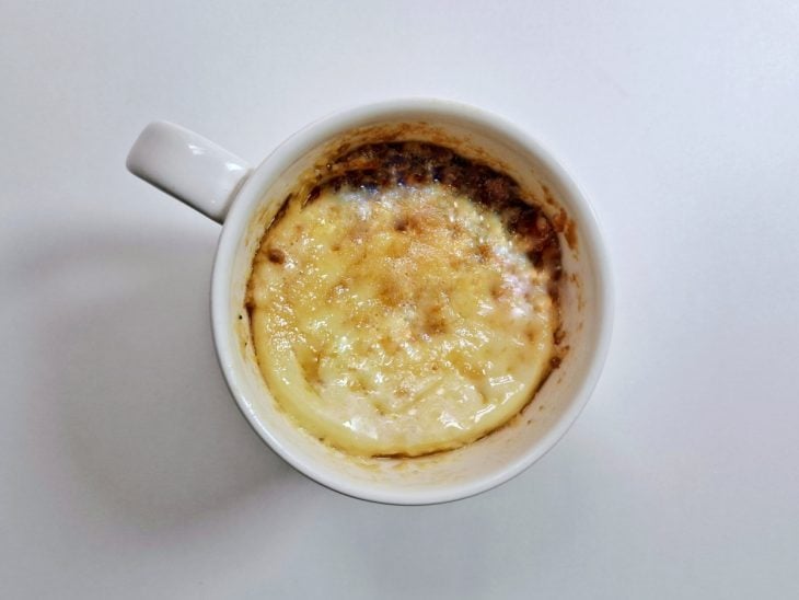 Pudim após tempo de micro-ondas na caneca.