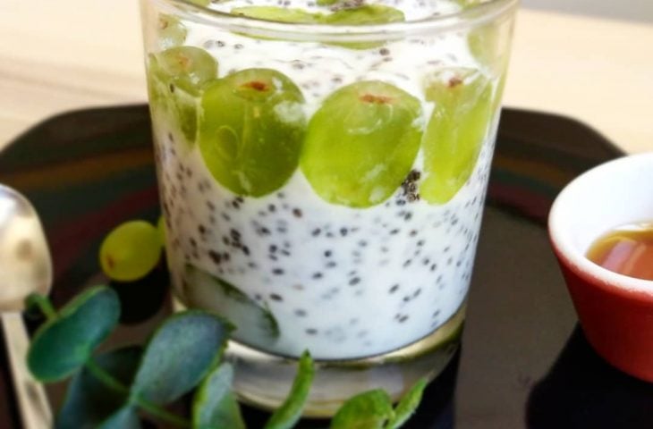 Pudim de chia com uvas