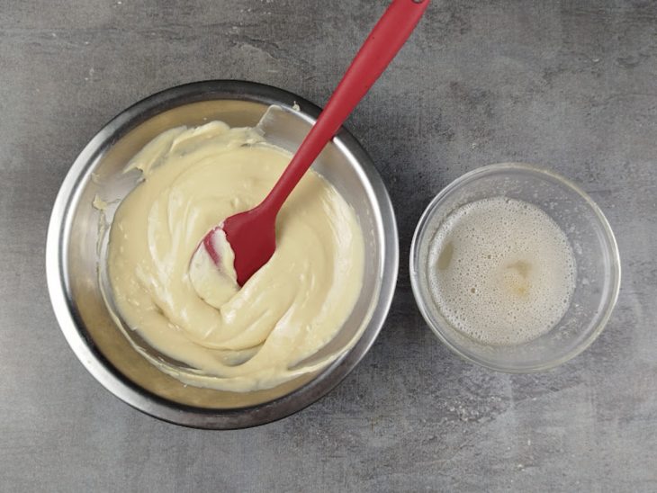 Numa tigela, o chocolate branco derretido, em outra tigela, a gelatina dissolvida.