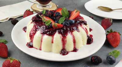 Pudim de chocolate branco com frutas vermelhas