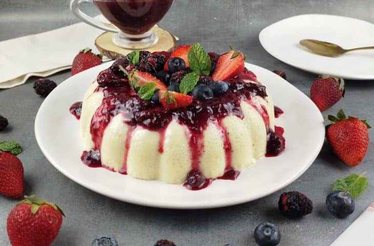 Pudim de chocolate branco com frutas vermelhas