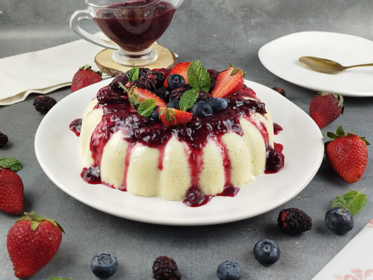 Pudim de chocolate branco com frutas vermelhas