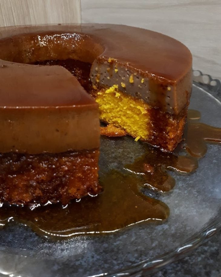 Pudim de chocolate com bolo de cenoura