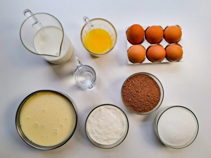 Ingredientes separados sobre a bancada.