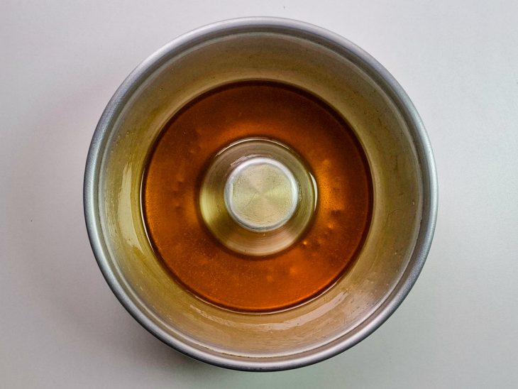 Forma de pudim com metade do caramelo.