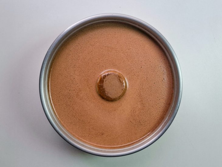 Mistura do pudim de chocolate com leite condensado.