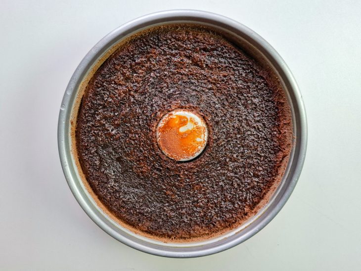 Pudim de chocolate com leite condensado assado.