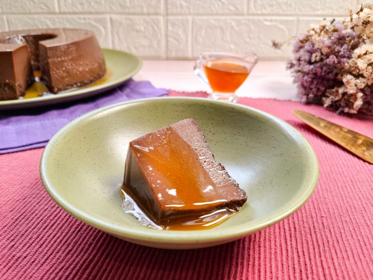 Pudim de chocolate com leite condensado servido.