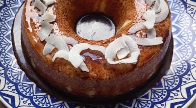 Pudim de coco com calda de chocolate