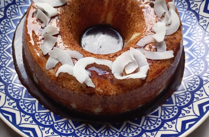 Pudim de coco com calda de chocolate