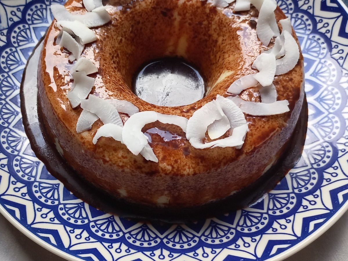 Pudim de coco com calda de chocolate