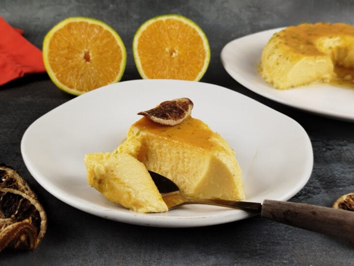 Pudim de laranja servido.