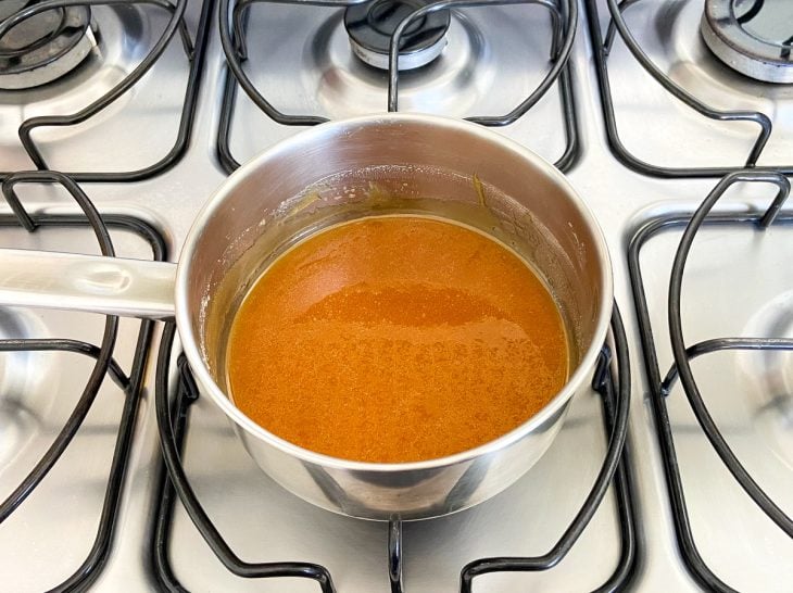 Açúcar derretido em uma panela no fogão.