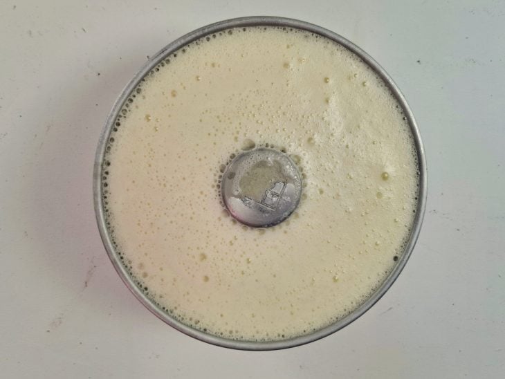 Uma forma com o pudim pronto para ir à geladeira.