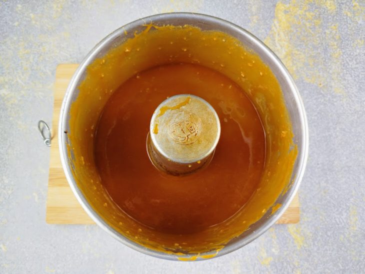 Caramelo espalhado nas laterais da forma.