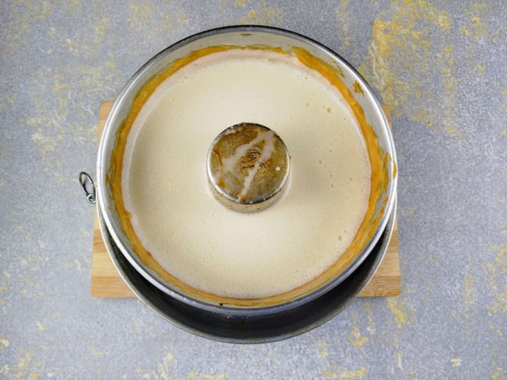 Massa despejada na forma com caramelo já frio.