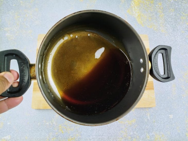 Uma panela com a calda de caramelo.