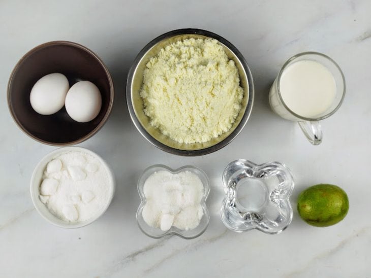 Ingredientes reunidos em uma bancada.