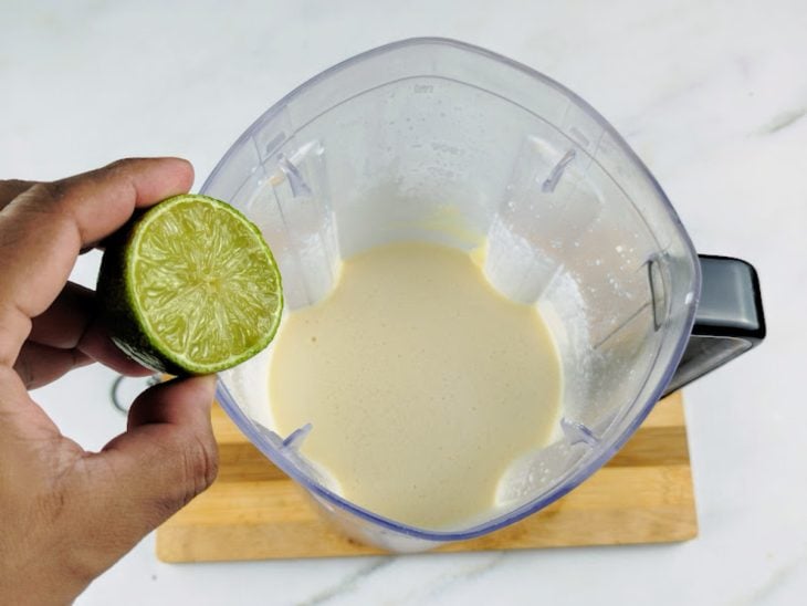 Gotas de suco de limão adicionadas ao liquidificador.