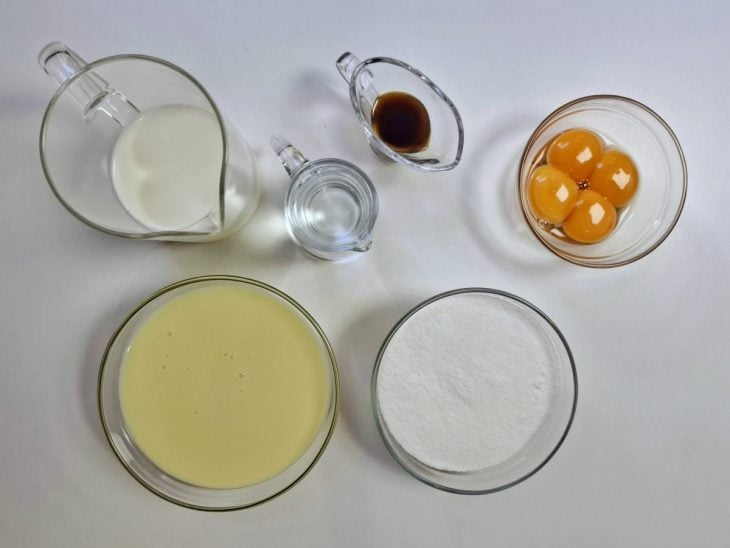 Ingredientes reunidos em uma bancada.