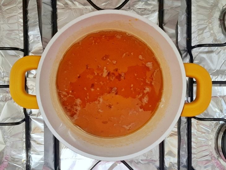 Calda de caramelo em uma panela.