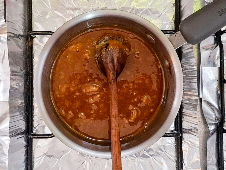 Açúcar derretido na panela.