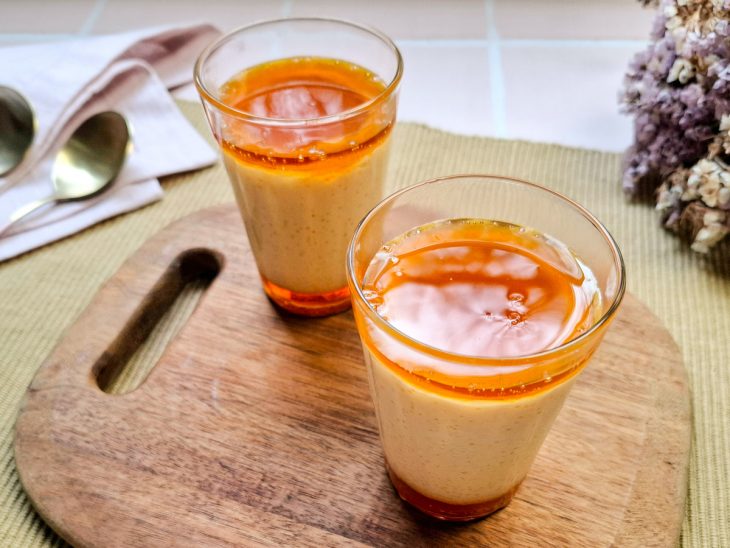 Pudim de leite no micro-ondas pronto para consumo.