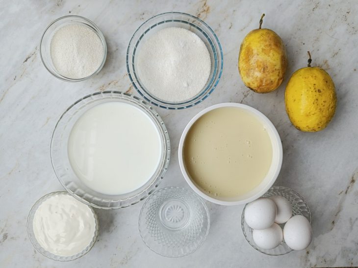 Ingredientes reunidos na bancada.