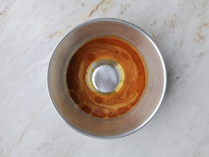 Açúcar derretido na forma do pudim.