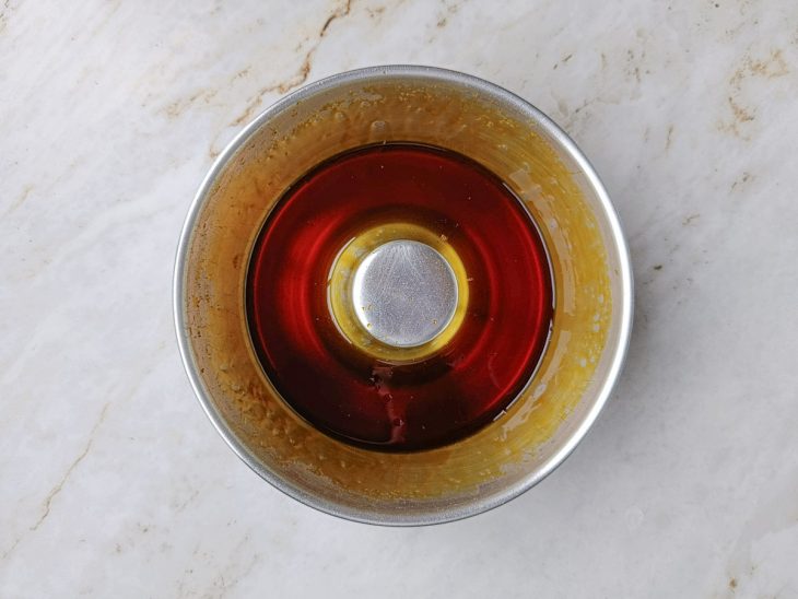 Caramelo pronto na forma.