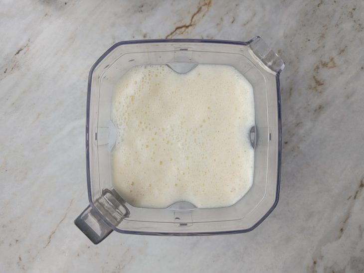 No liquidificador, o leite condensado, o leite, o creme de leite, os ovos e a polpa do maracujá.