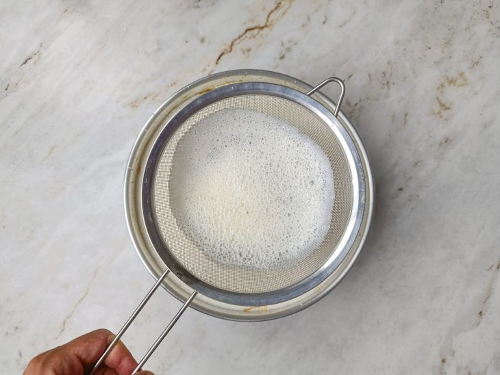 Mistura peneirada sendo posta na forma.