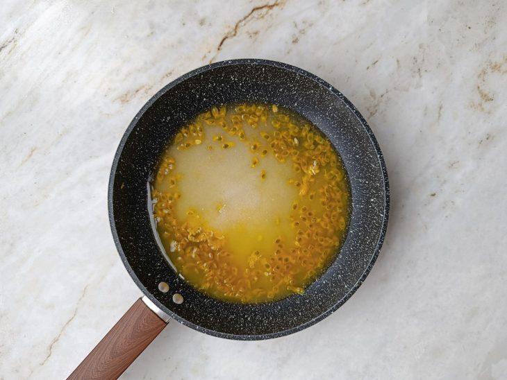 Ingredientes da calda na panela.