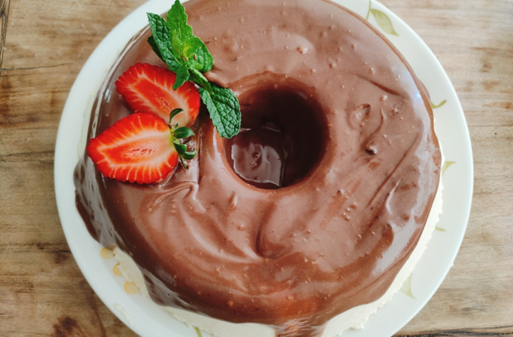 Pudim de maracujá com calda de chocolate