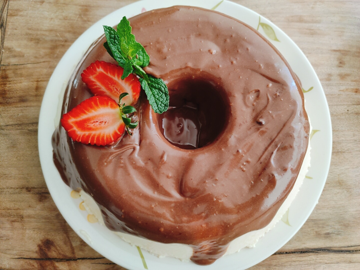 Pudim de maracujá com calda de chocolate