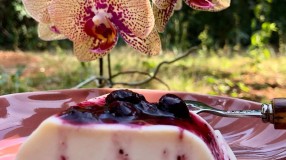 Pudim de maria-mole com calda de frutas vermelhas